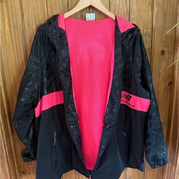 New Balance Zip Up Hooded Windbreaker Jacket in Black/Pink - Picture 3 of 7